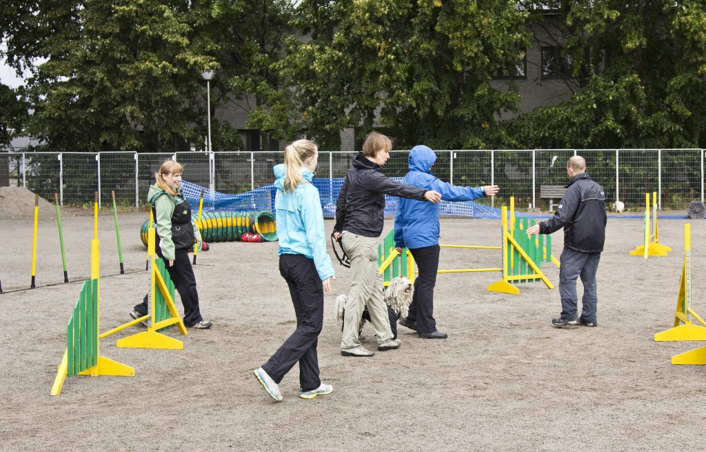 Rataan tutustumista ilman koiraa. © Oskari Träskelin